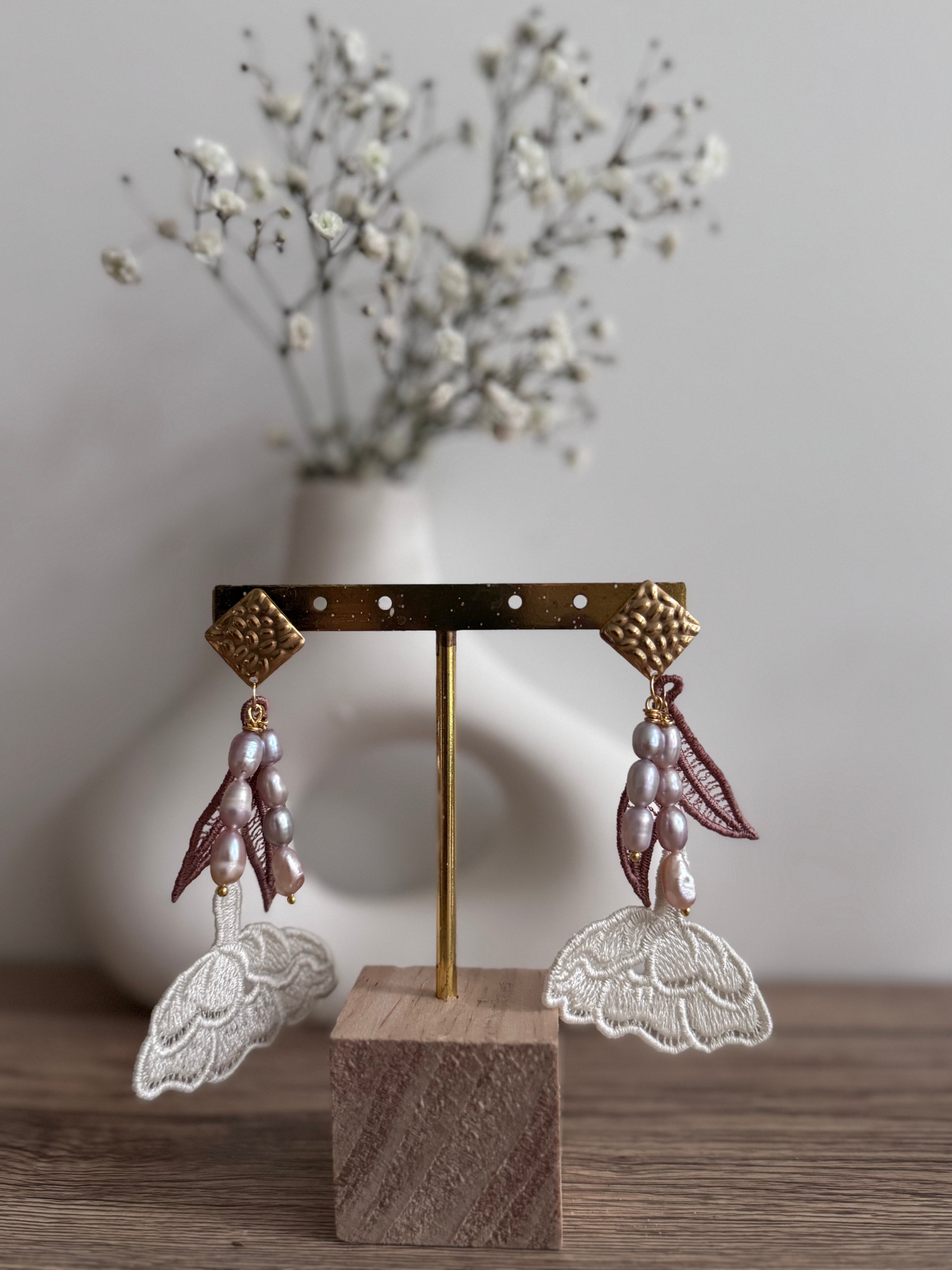 Boucles d'oreilles brodées perlées : ENORA