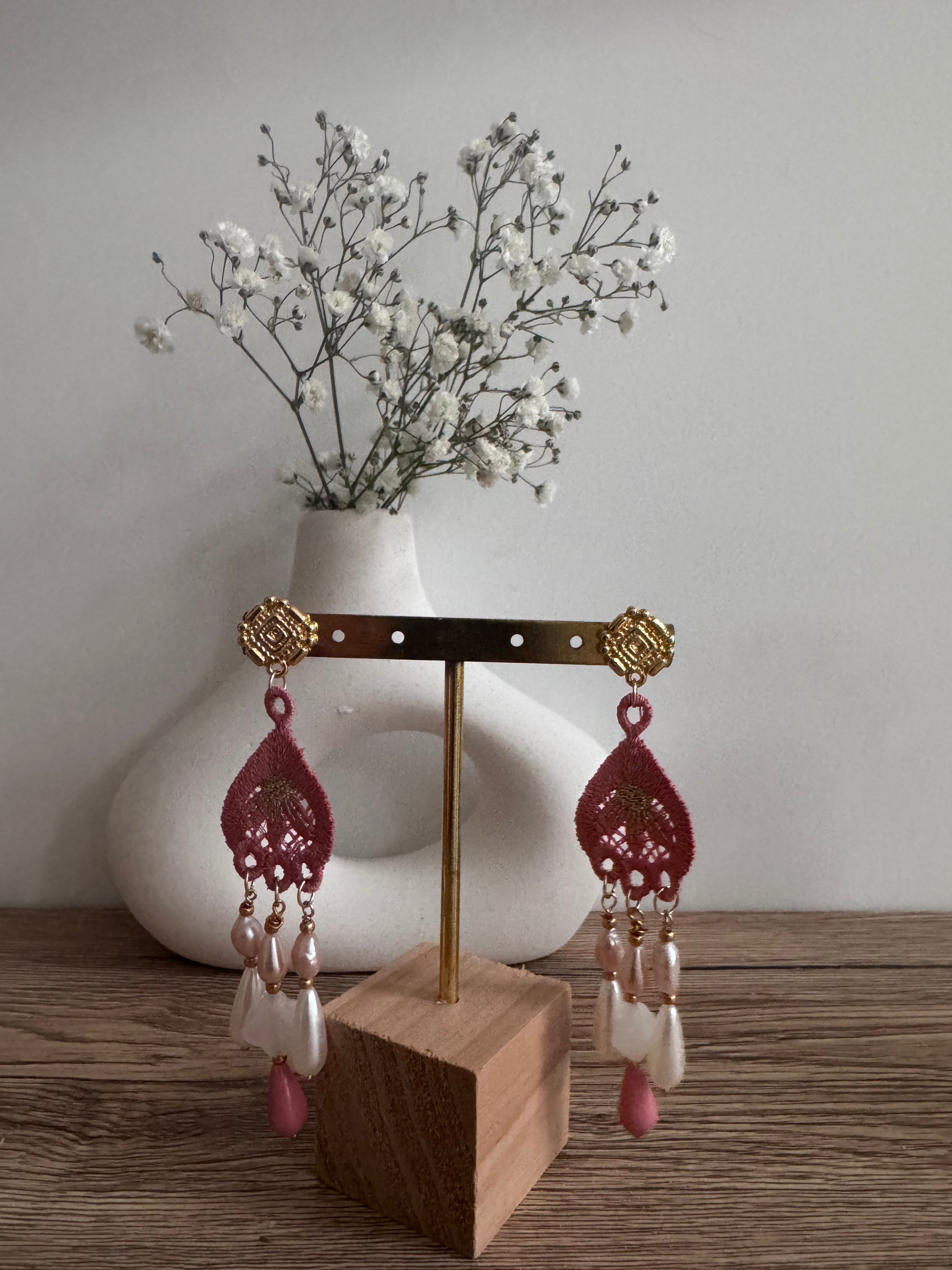 Boucles d'oreilles brodées perlées : JULIETTE