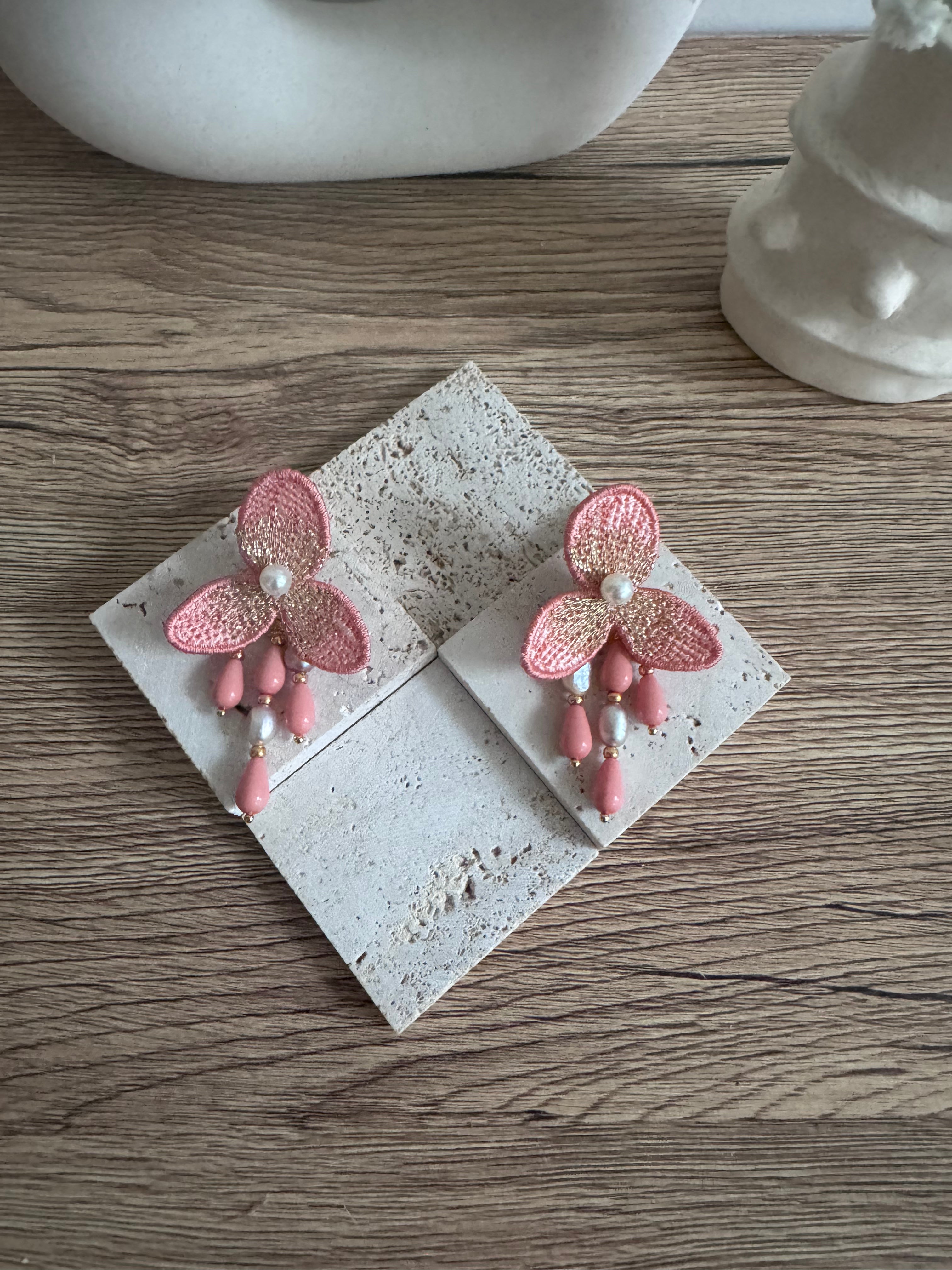 Boucles d'oreilles brodées perlées : POEHERE Perlée