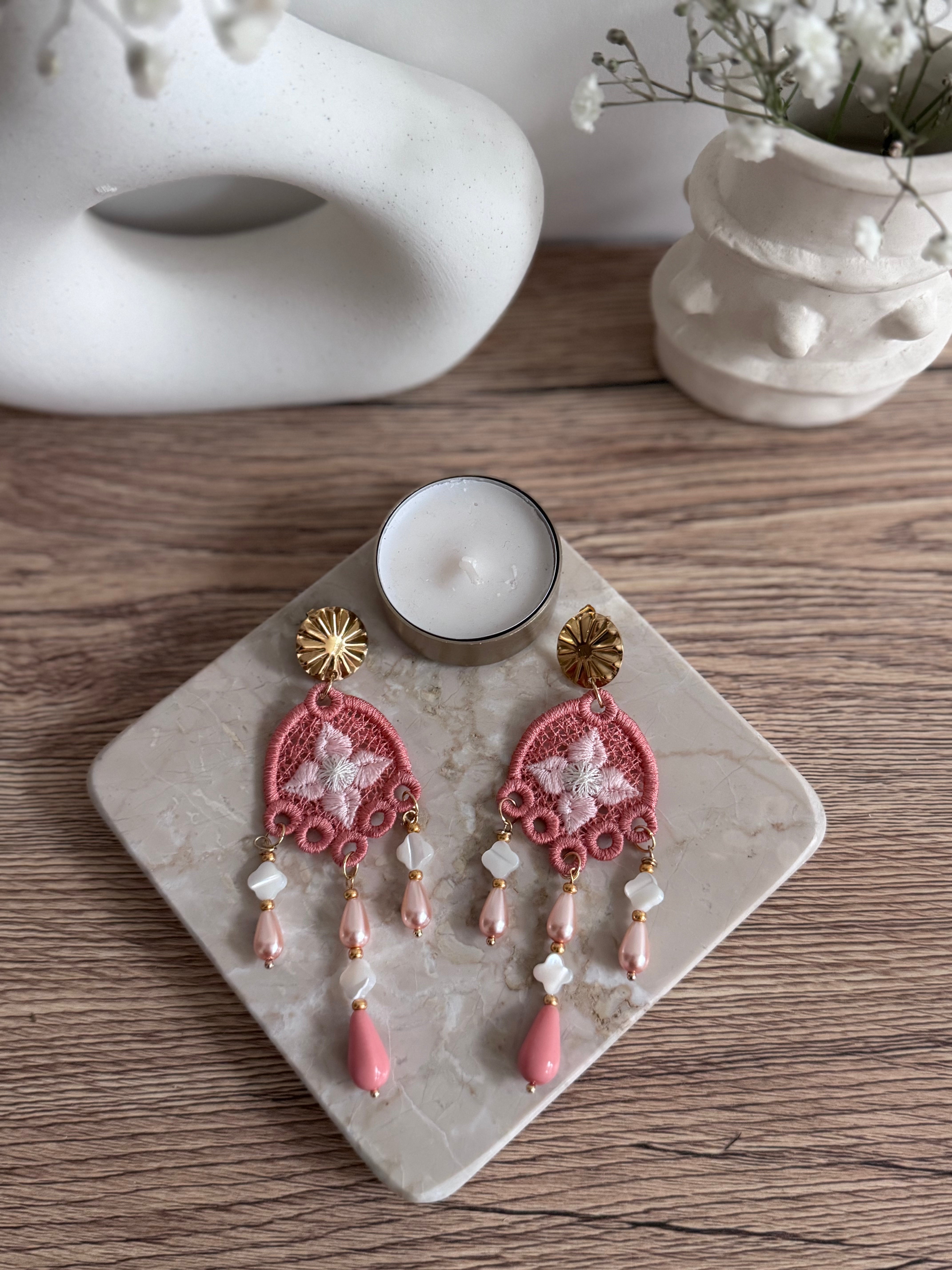 Boucles d'oreilles brodées perlées : MARIA